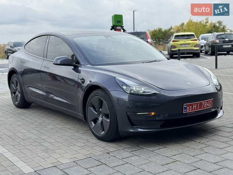 Седан Tesla Model 3 2023 в Ровно