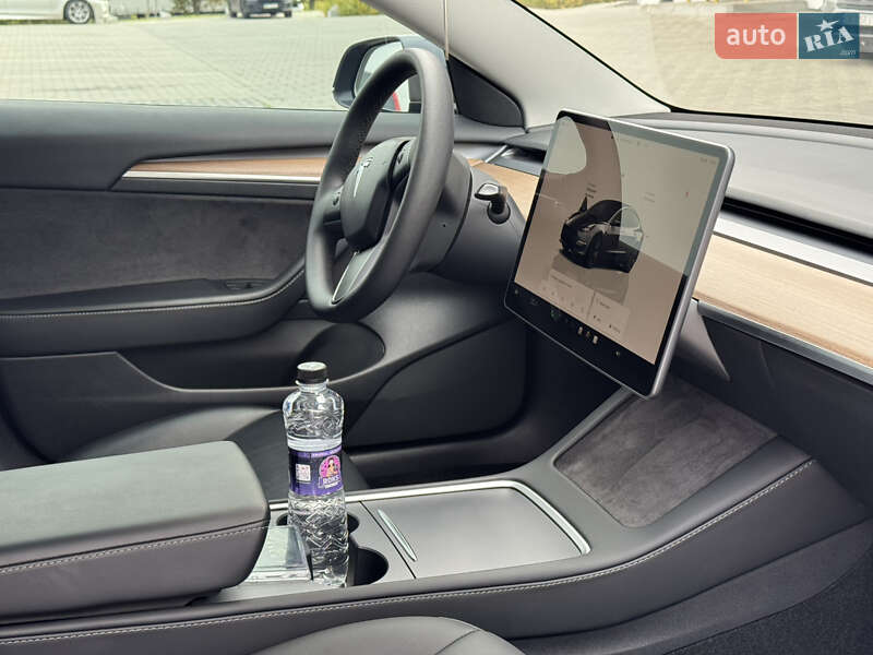 Седан Tesla Model 3 2023 в Ровно
