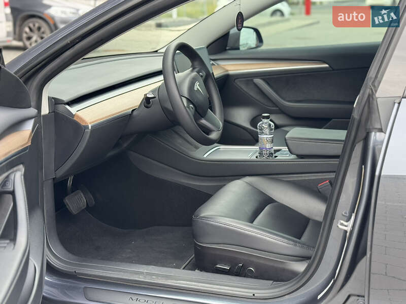 Седан Tesla Model 3 2023 в Ровно