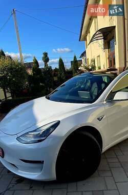 Седан Tesla Model 3 2017 в 