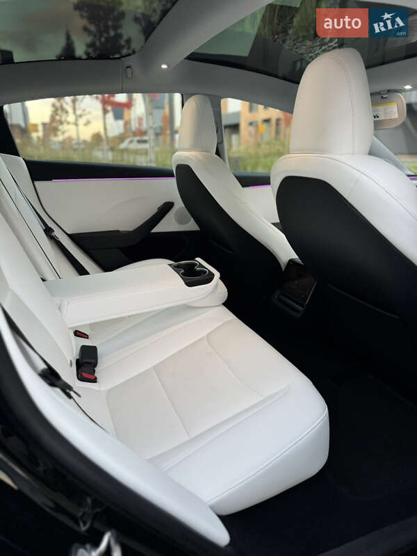 Седан Tesla Model 3 2024 в Львові