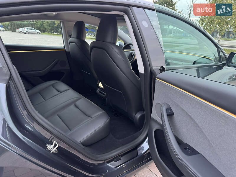 Седан Tesla Model 3 2024 в Івано-Франківську