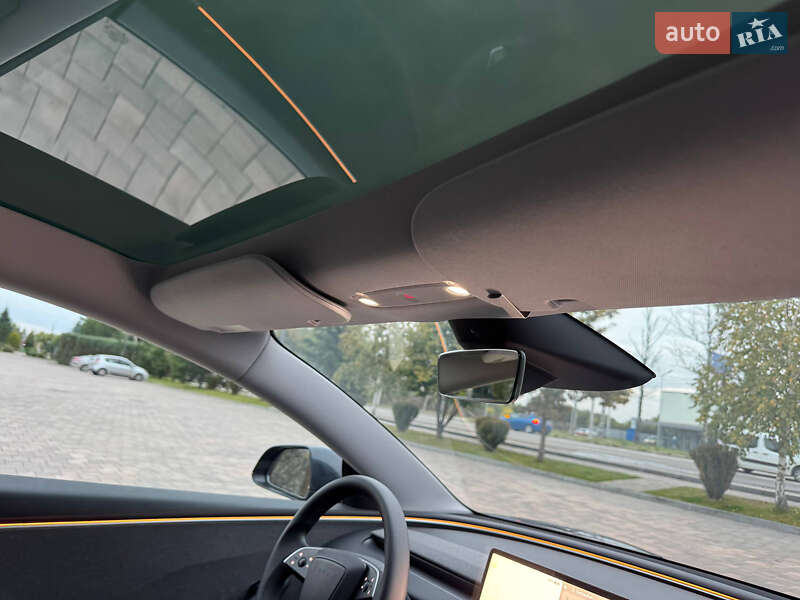 Седан Tesla Model 3 2024 в Івано-Франківську