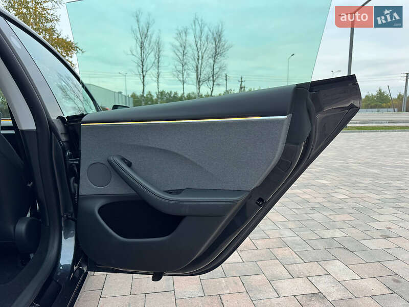 Седан Tesla Model 3 2024 в Івано-Франківську