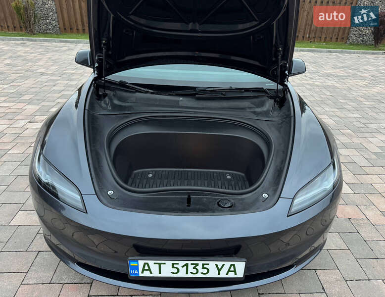 Седан Tesla Model 3 2024 в Івано-Франківську