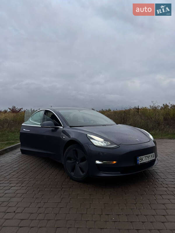 Седан Tesla Model 3 2020 в Рівному