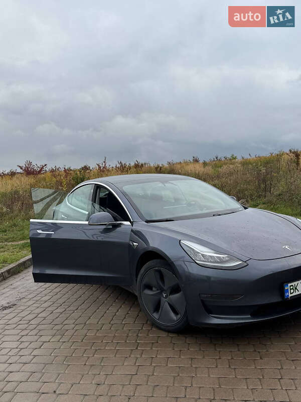 Седан Tesla Model 3 2020 в Рівному