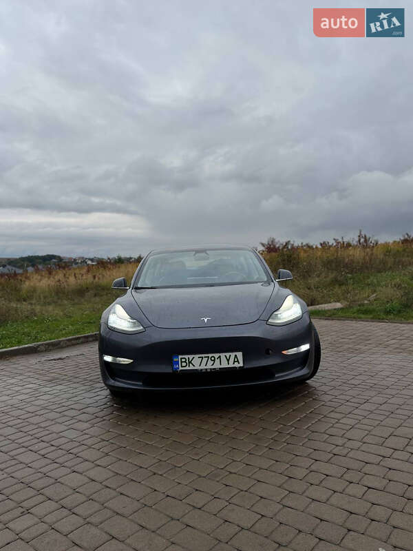 Седан Tesla Model 3 2020 в Рівному