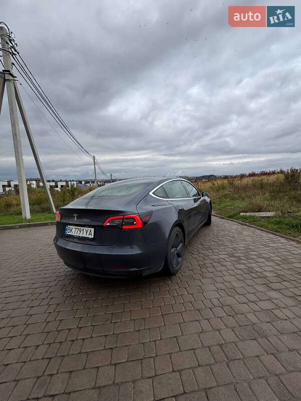 Седан Tesla Model 3 2020 в Рівному