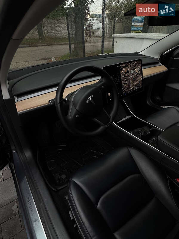 Седан Tesla Model 3 2020 в Рівному