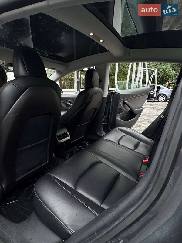 Седан Tesla Model 3 2020 в Рівному