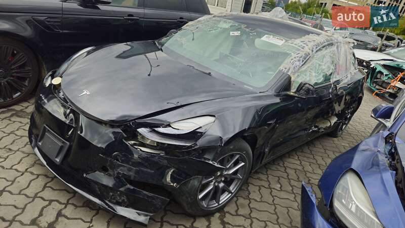 Седан Tesla Model 3 2023 в Львове