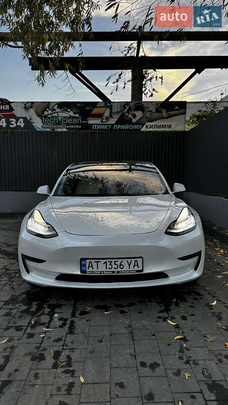 Седан Tesla Model 3 2020 в 