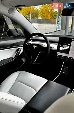 Седан Tesla Model 3 2020 в 