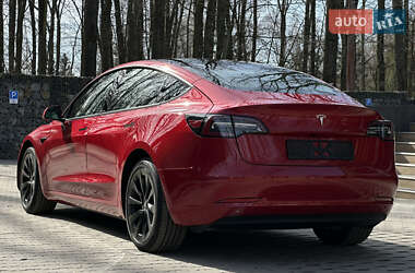 Седан Tesla Model 3 2022 в 