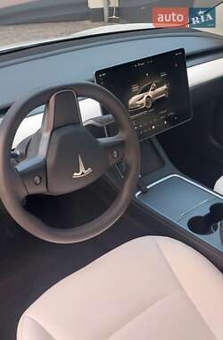 Седан Tesla Model 3 2022 в 