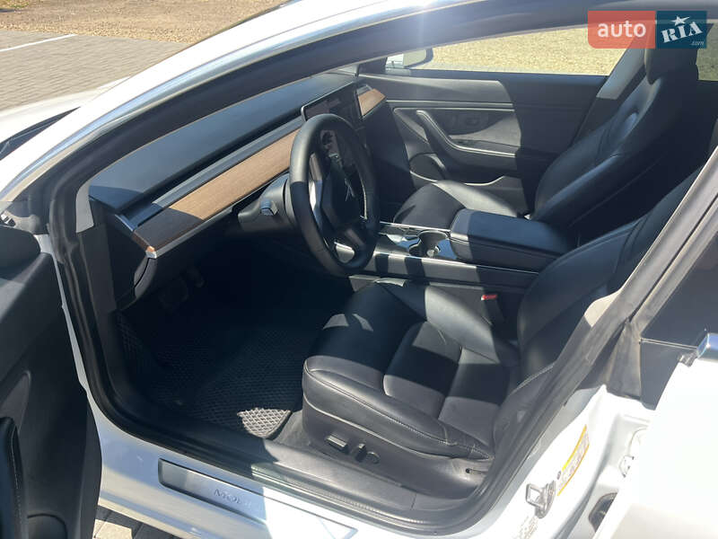 Седан Tesla Model 3 2020 в Самборі