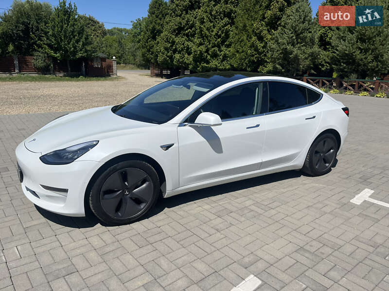 Седан Tesla Model 3 2020 в Самборі
