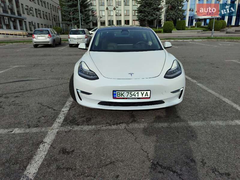 Седан Tesla Model 3 2022 в Рівному