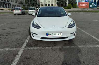 Седан Tesla Model 3 2022 в 