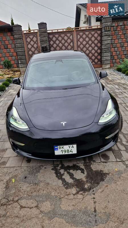Седан Tesla Model 3 2021 в Ровно