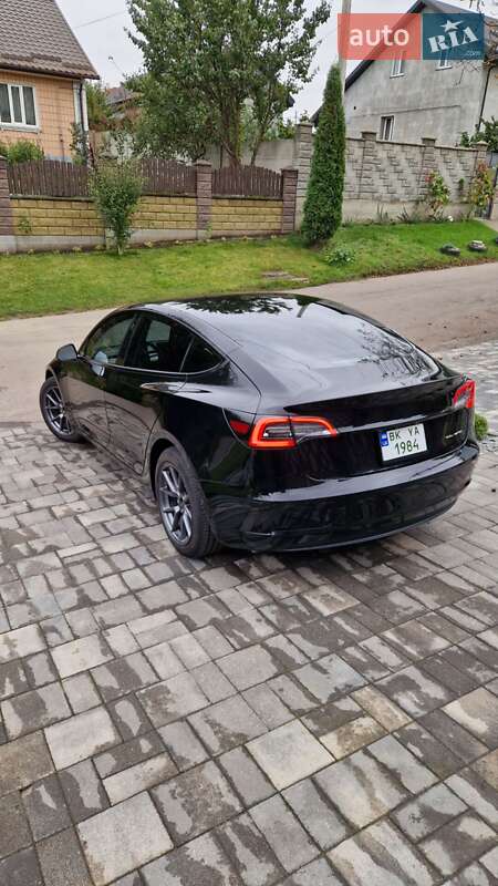 Седан Tesla Model 3 2021 в Ровно
