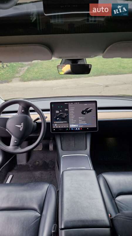 Седан Tesla Model 3 2021 в Ровно
