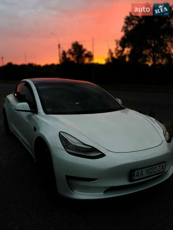 Седан Tesla Model 3 2018 в Києві