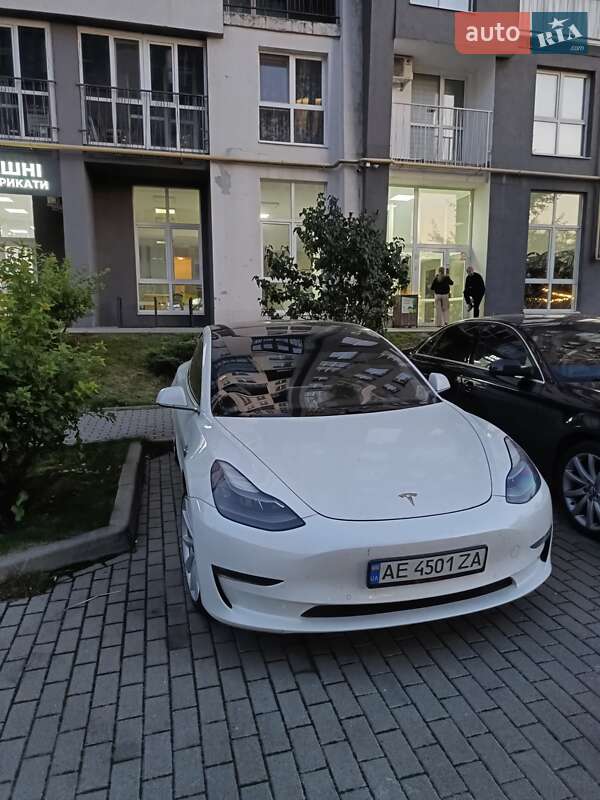 Седан Tesla Model 3 2019 в Львове
