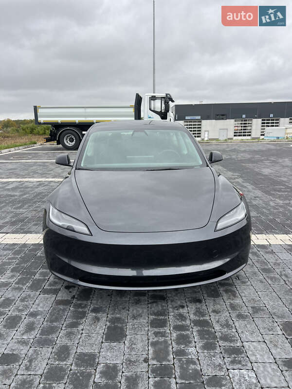 Седан Tesla Model 3 2024 в 