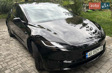 Седан Tesla Model 3 2024 в 