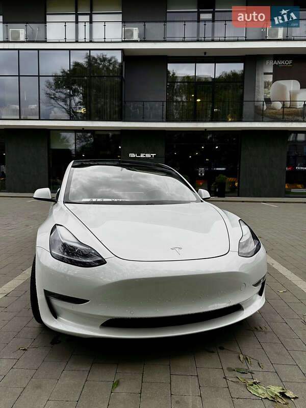 Седан Tesla Model 3 2021 в Ужгороде