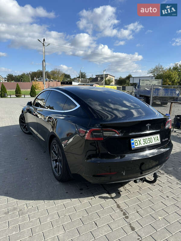 Седан Tesla Model 3 2019 в Чернівцях