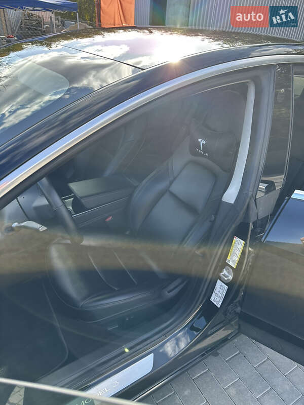 Седан Tesla Model 3 2019 в Чернівцях