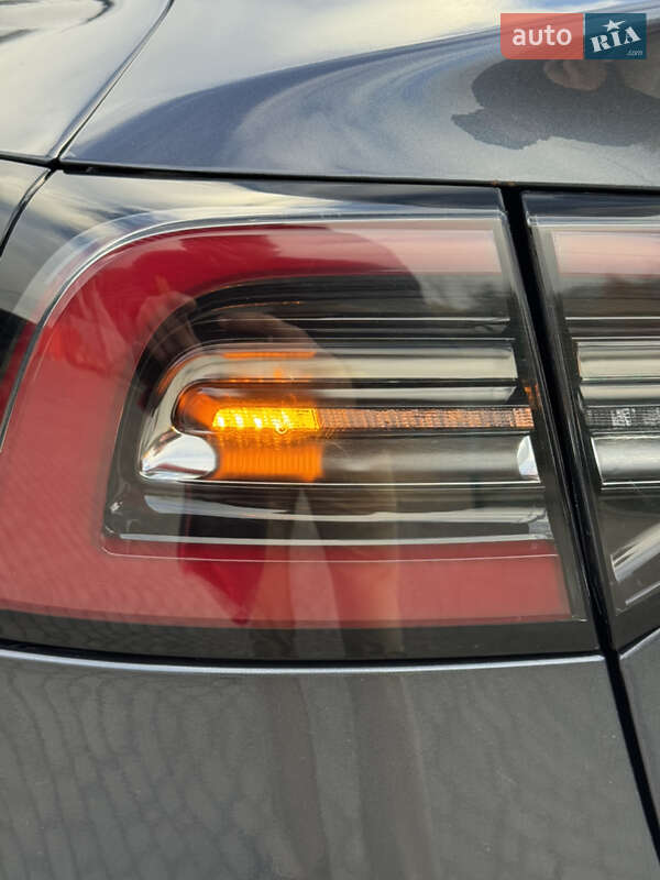 Седан Tesla Model 3 2019 в Копичинці