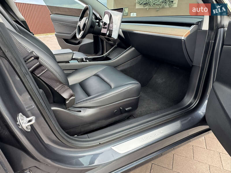 Седан Tesla Model 3 2020 в Львове