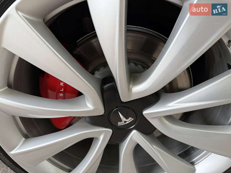 Седан Tesla Model 3 2019 в Львові