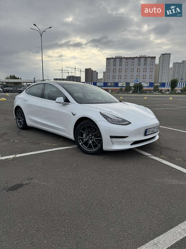 Седан Tesla Model 3 2020 в 
