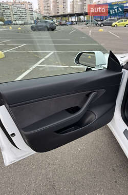 Седан Tesla Model 3 2020 в 