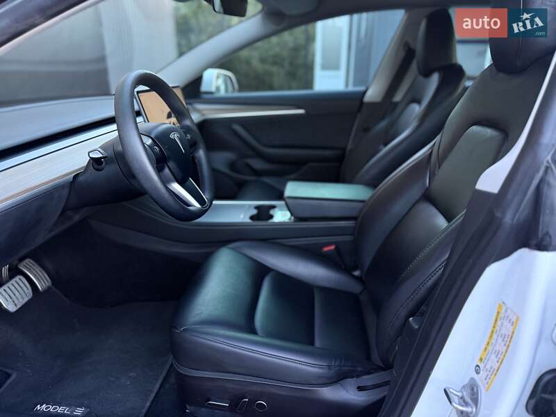 Седан Tesla Model 3 2023 в Львове
