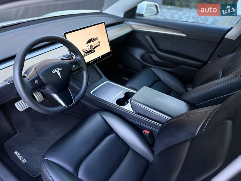 Седан Tesla Model 3 2023 в Львове