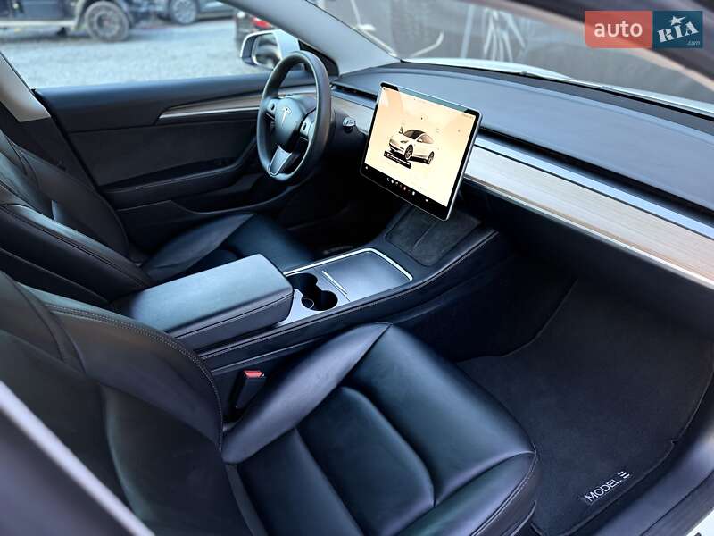 Седан Tesla Model 3 2023 в Львове