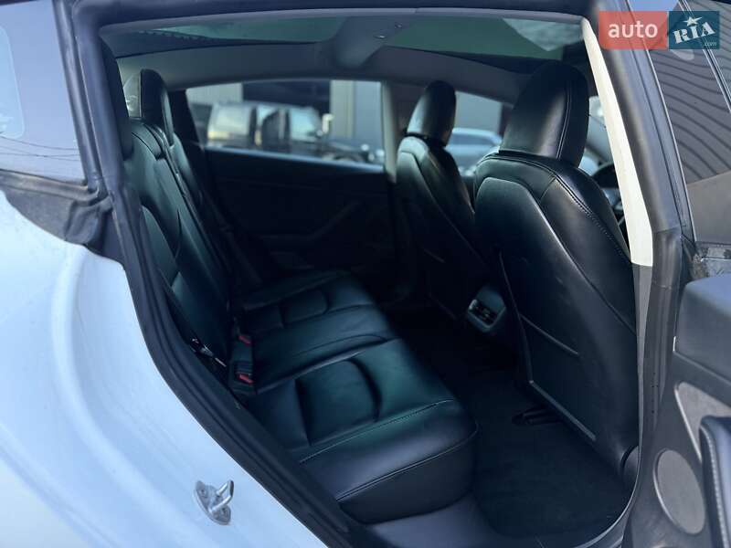 Седан Tesla Model 3 2023 в Львове