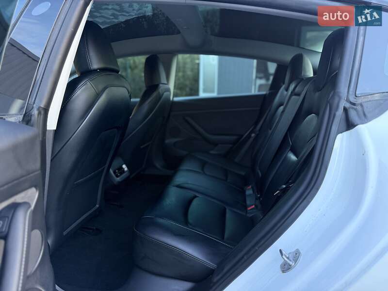 Седан Tesla Model 3 2023 в Львове