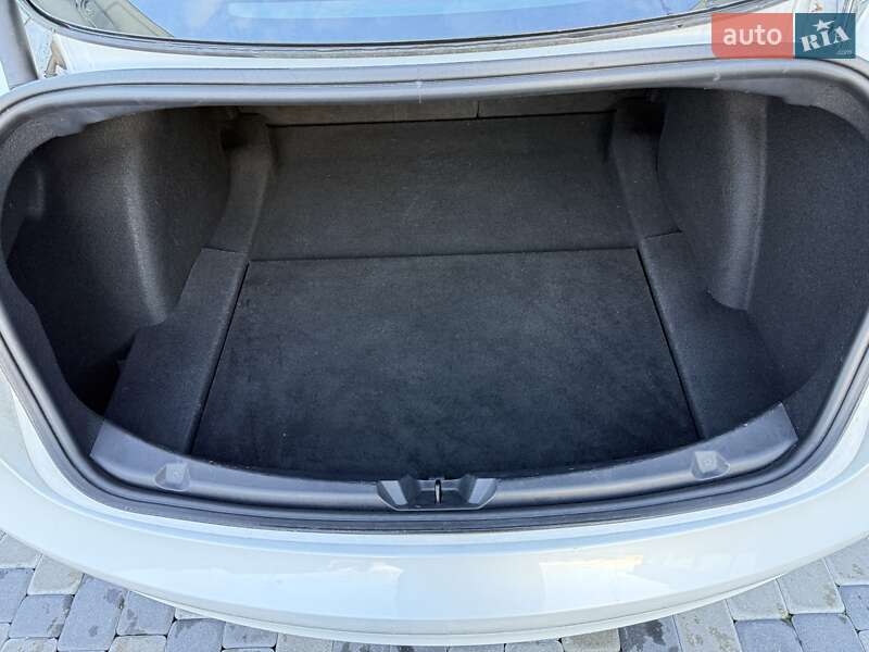 Седан Tesla Model 3 2023 в Львове