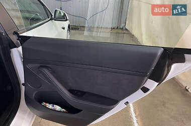 Седан Tesla Model 3 2023 в 
