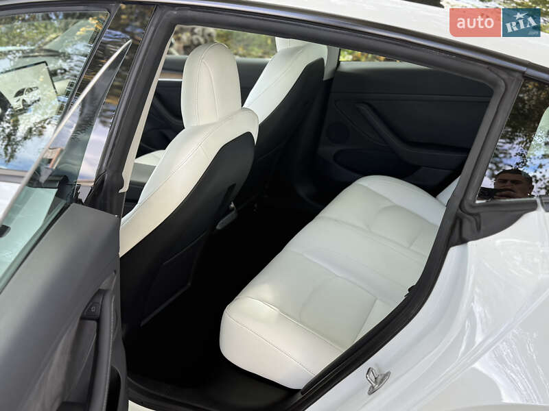 Седан Tesla Model 3 2022 в Дубні