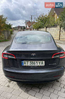 Седан Tesla Model 3 2022 в 