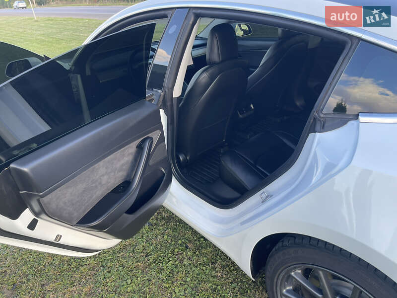 Седан Tesla Model 3 2020 в Нововолынске