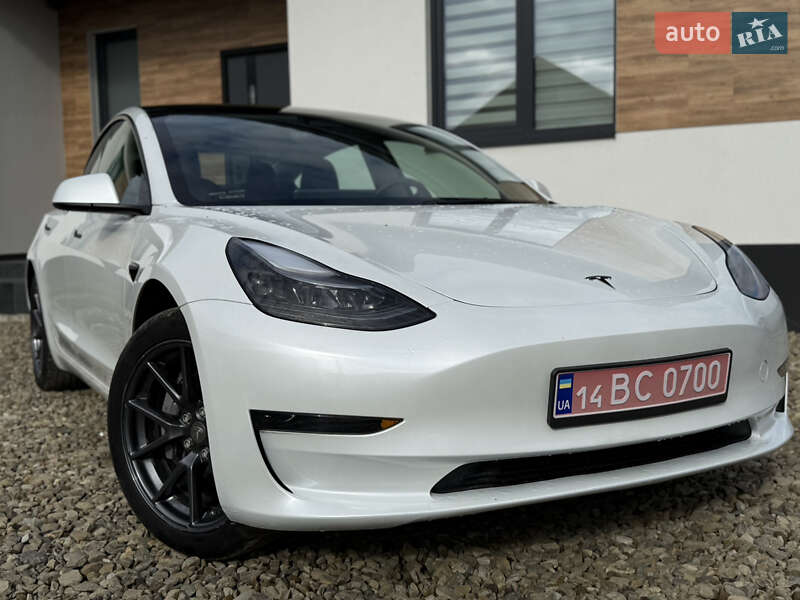 Седан Tesla Model 3 2023 в Стрию